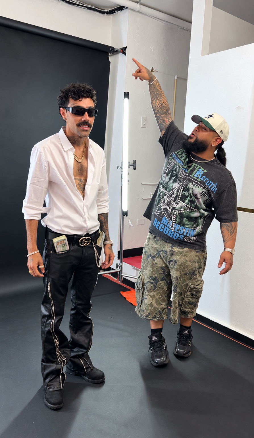 Young Flakoo junto a un compañero durante la preparación de una escena