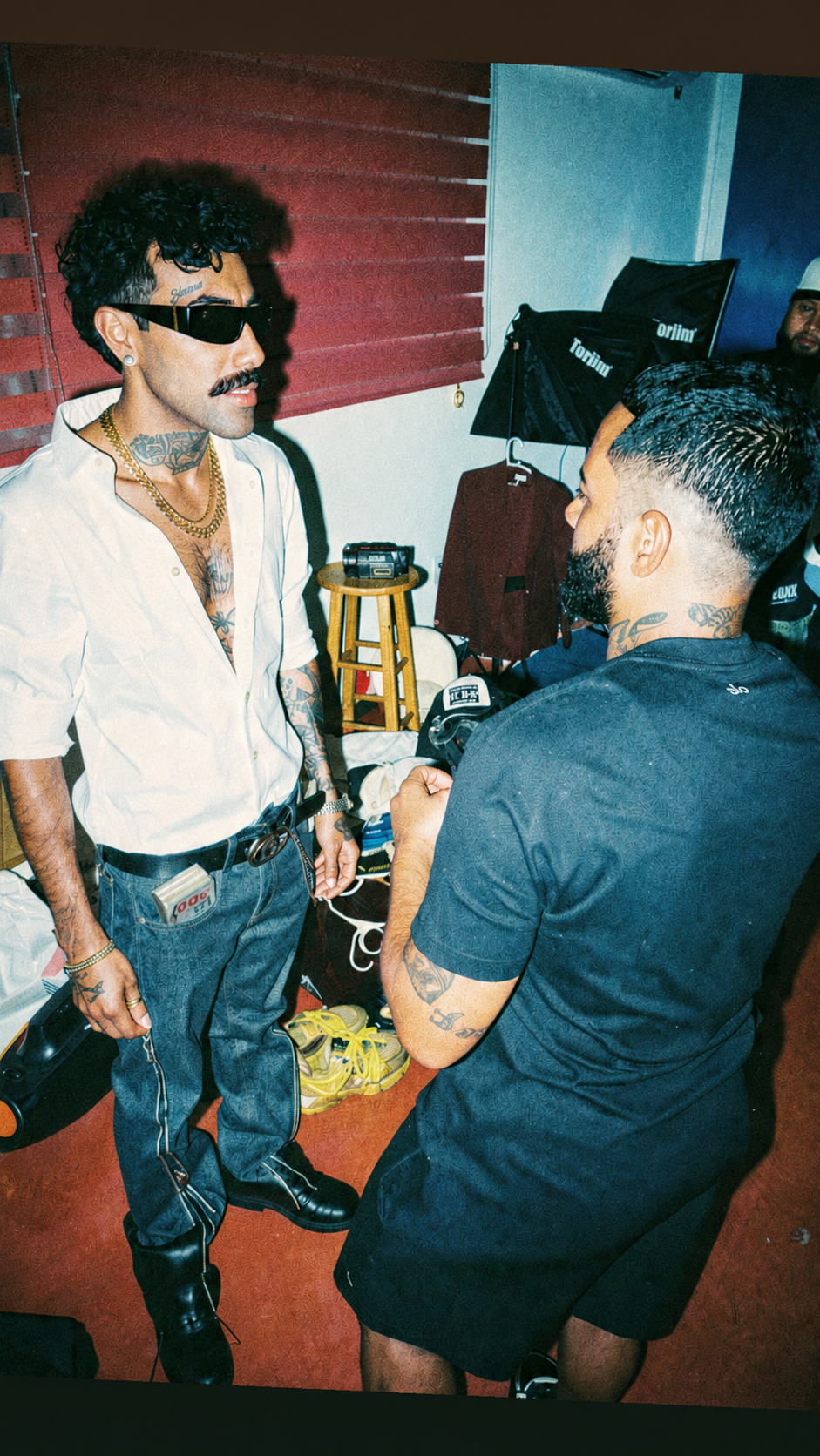 Young Flakoo con camisa blanca y gafas durante una producción