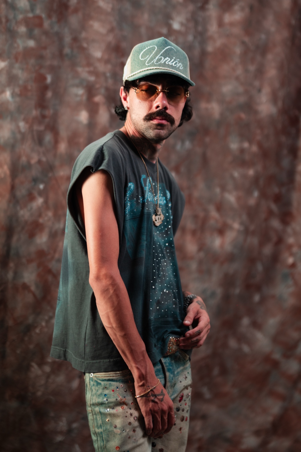 Retrato de Young Flakoo con gorra y gafas, nacido y criado en Bayamón